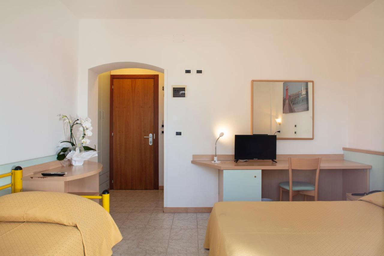 Hotel Pelikan Lignano Sabbiadoro Exteriör bild