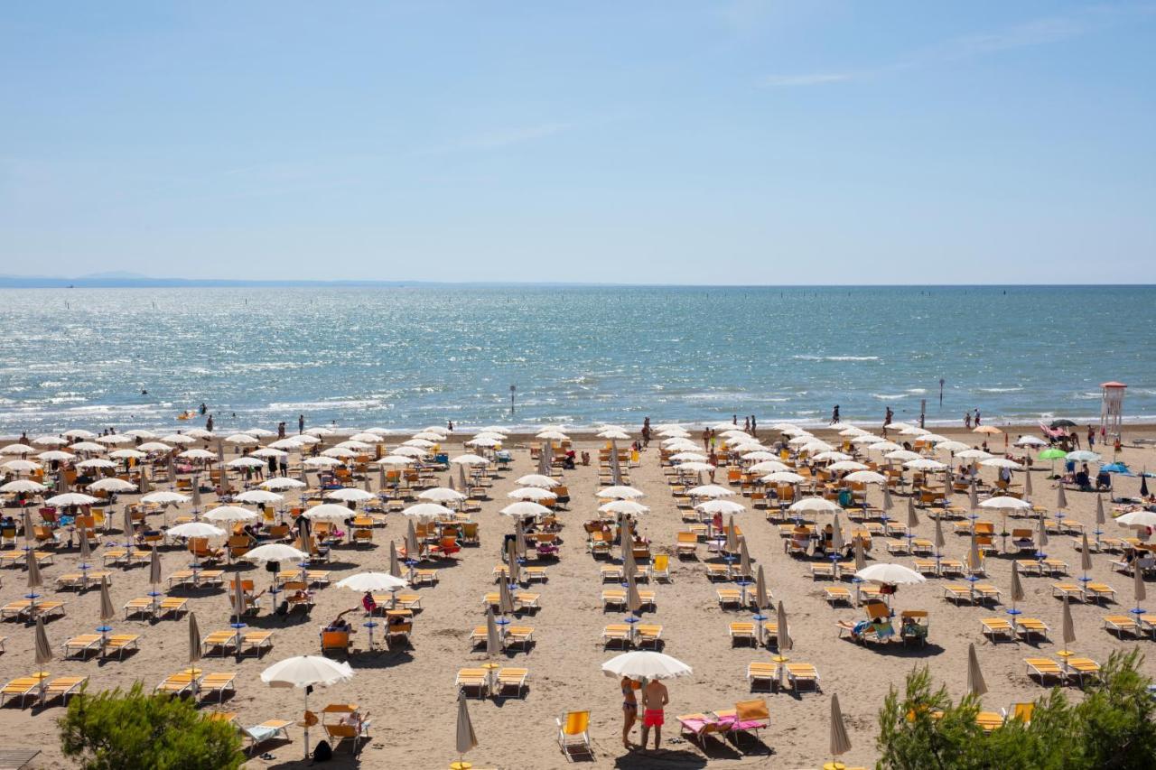 Hotel Pelikan Lignano Sabbiadoro Exteriör bild