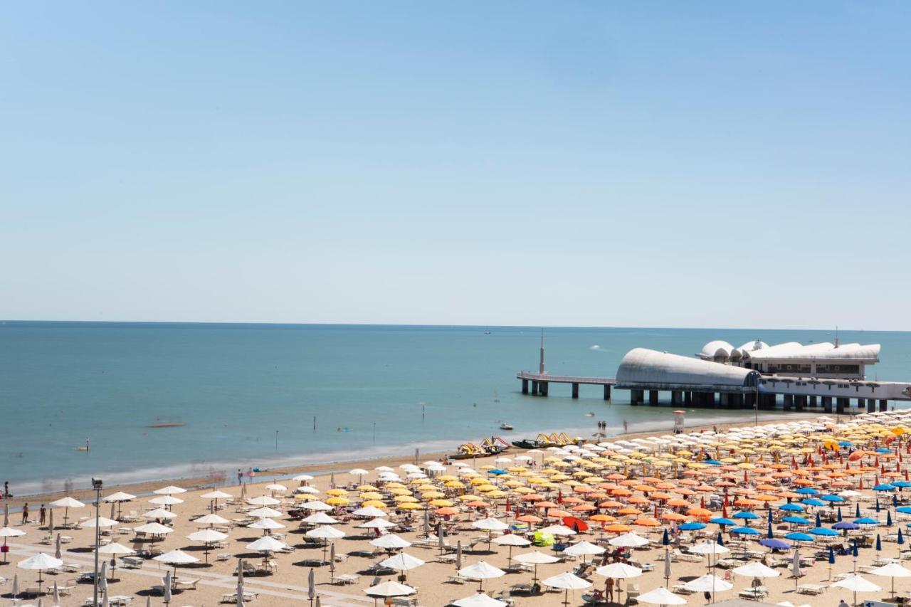 Hotel Pelikan Lignano Sabbiadoro Exteriör bild