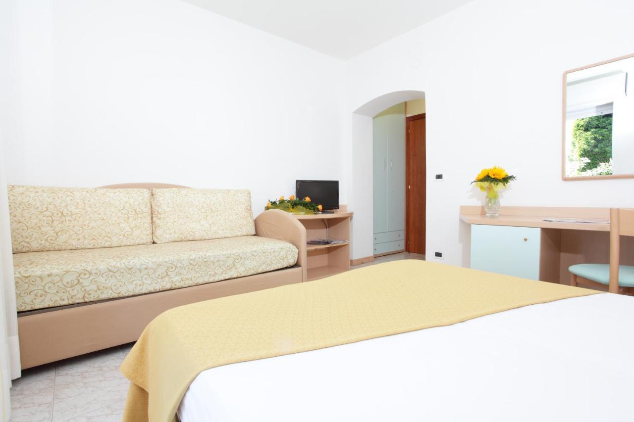 Hotel Pelikan Lignano Sabbiadoro Exteriör bild
