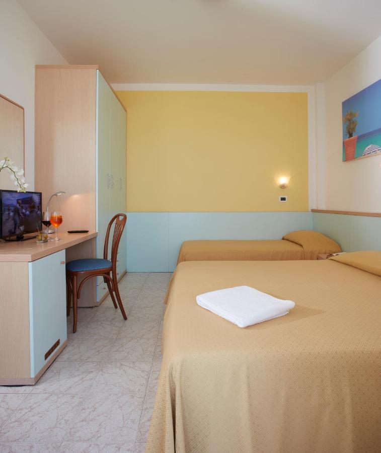 Hotel Pelikan Lignano Sabbiadoro Exteriör bild