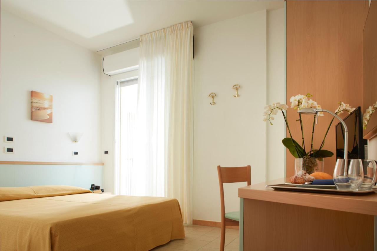 Hotel Pelikan Lignano Sabbiadoro Exteriör bild