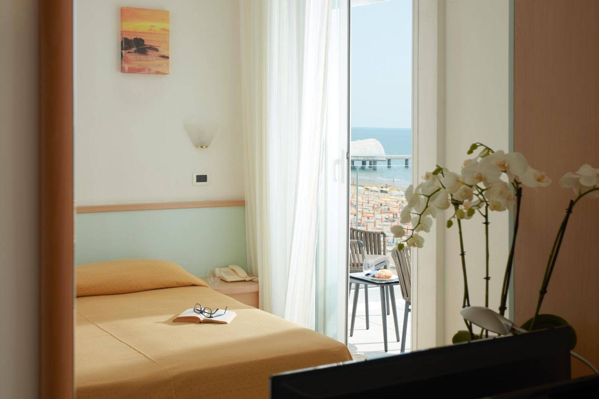 Hotel Pelikan Lignano Sabbiadoro Exteriör bild