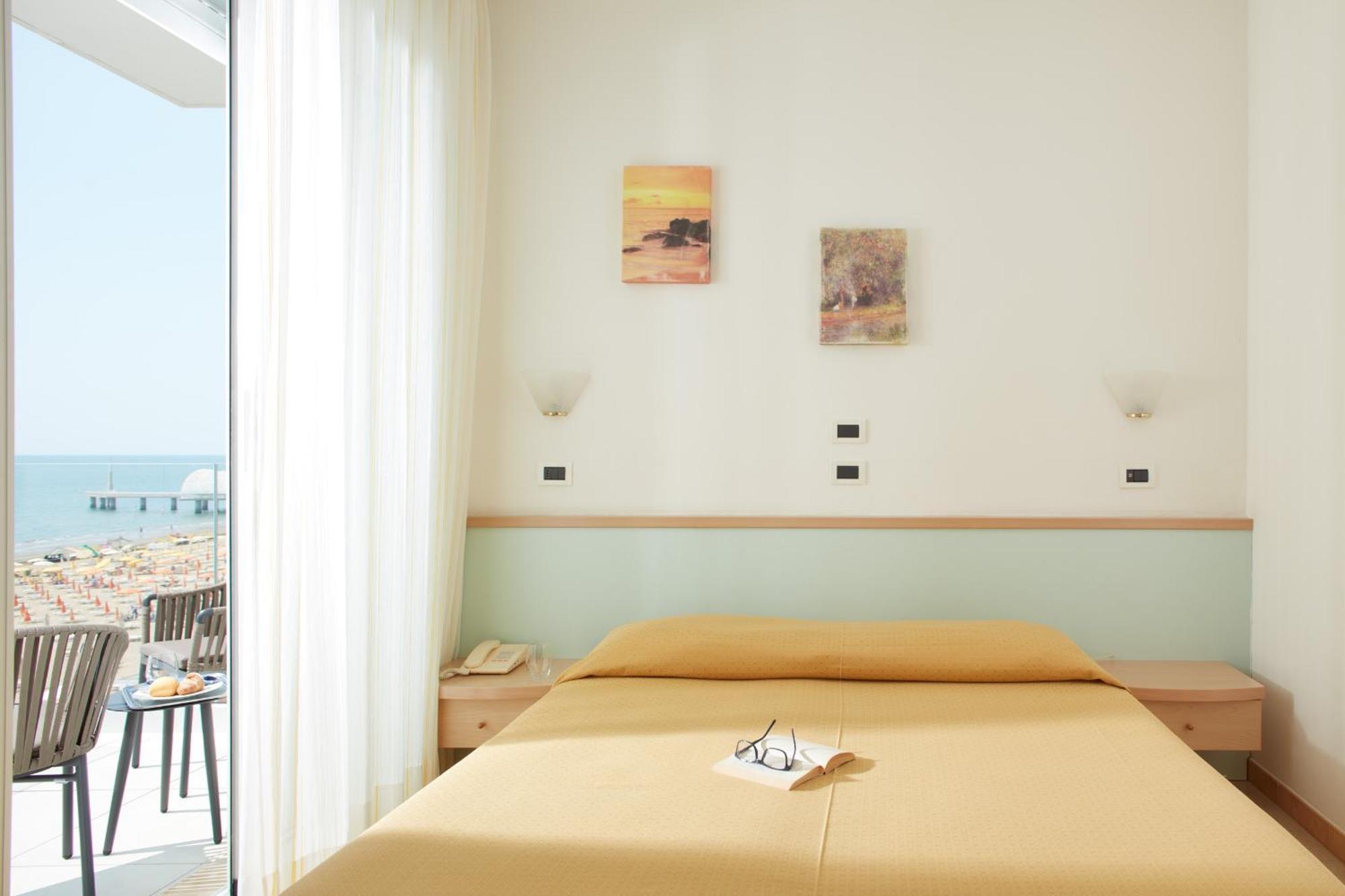Hotel Pelikan Lignano Sabbiadoro Exteriör bild
