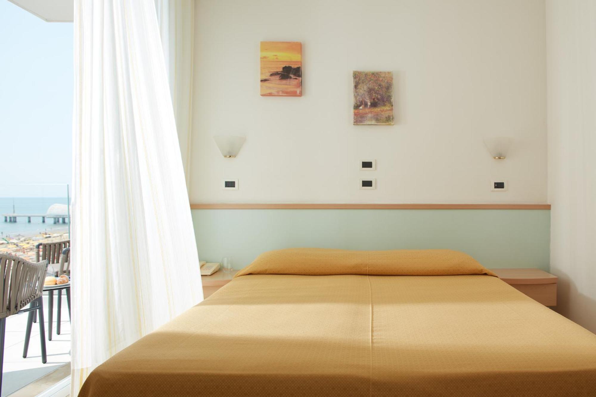 Hotel Pelikan Lignano Sabbiadoro Exteriör bild